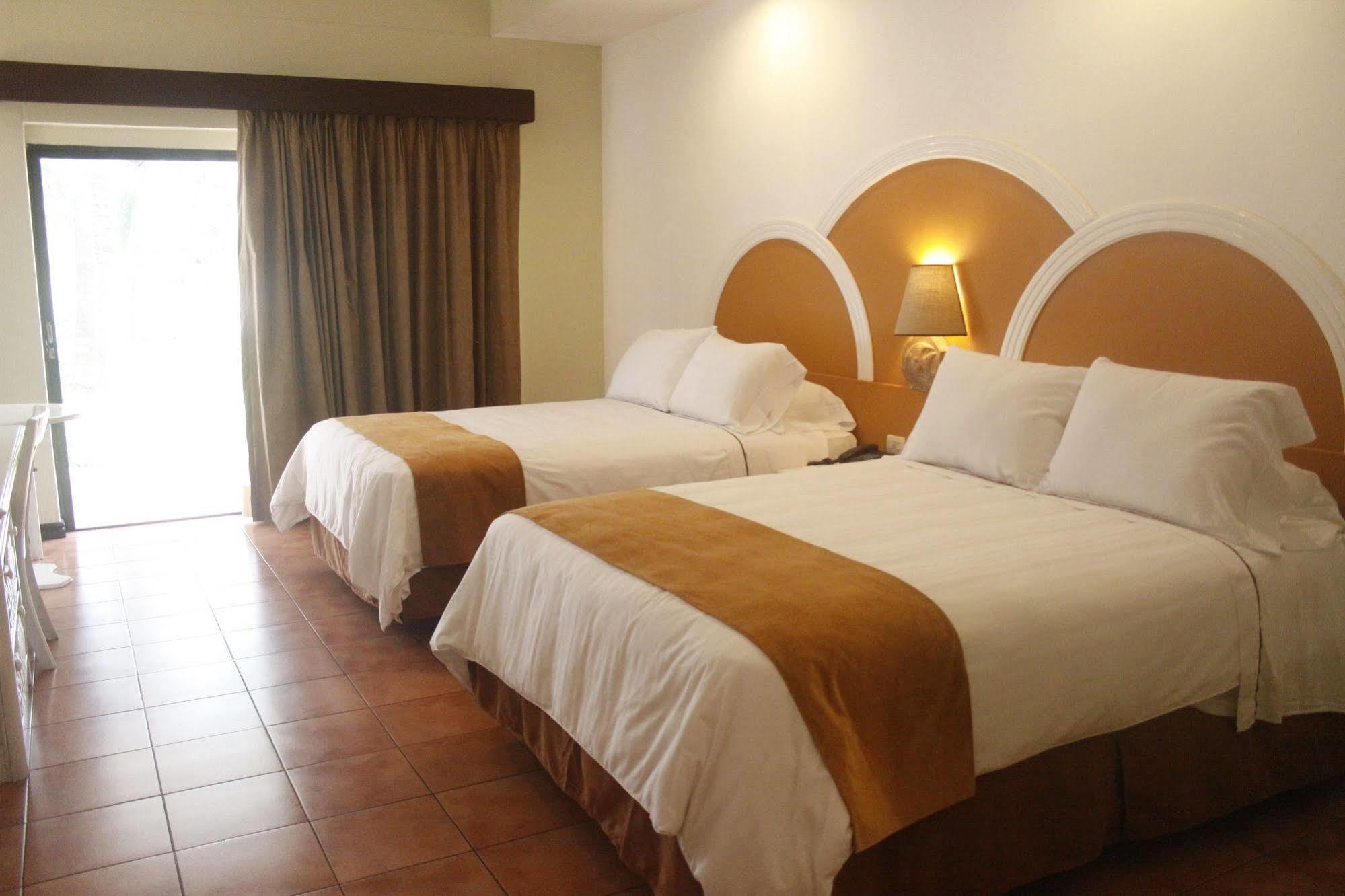 Hotel Soleil Pacifico Chulamar Exterior foto